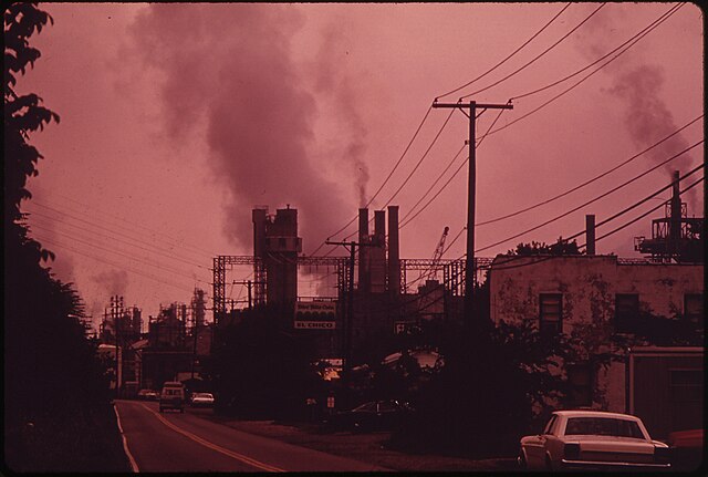 The du pont chemical plant at belle pollutes the early morning air   nara   551033